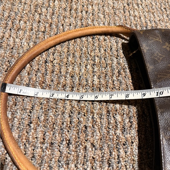 Louis Vuitton Monogram Looping - Picture 13 of 16